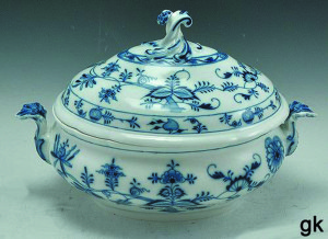 tureen Meissen blue onion pattern c. 1900 - Copy